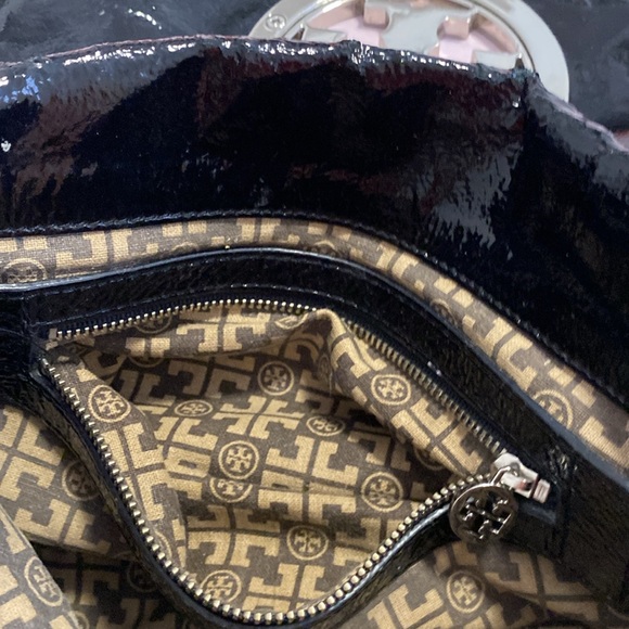 Tory Burch Patent Silver Logo Clutch - Picture 9 of 11